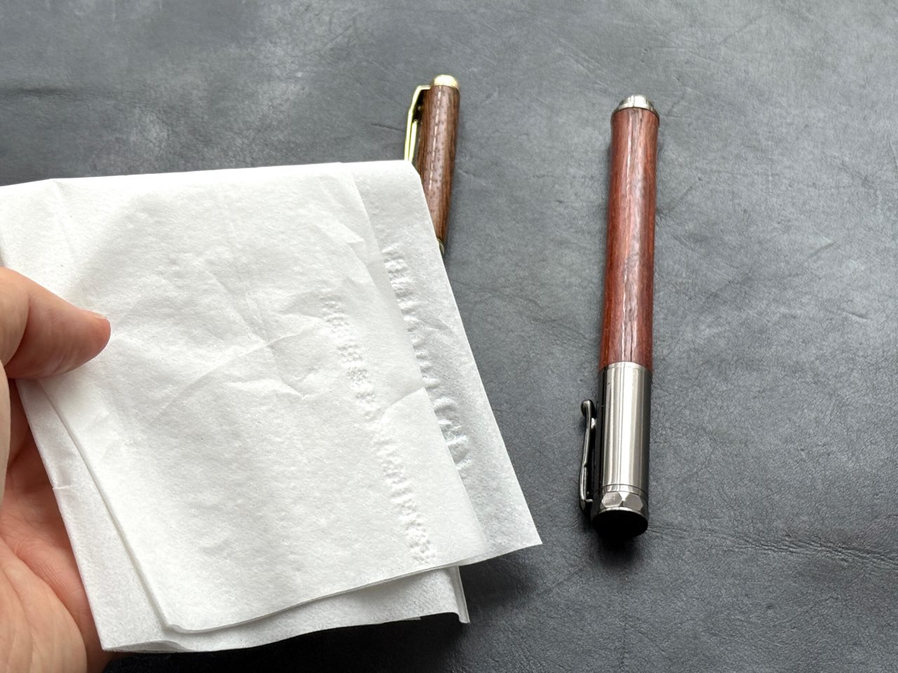ティッシュと木軸万年筆