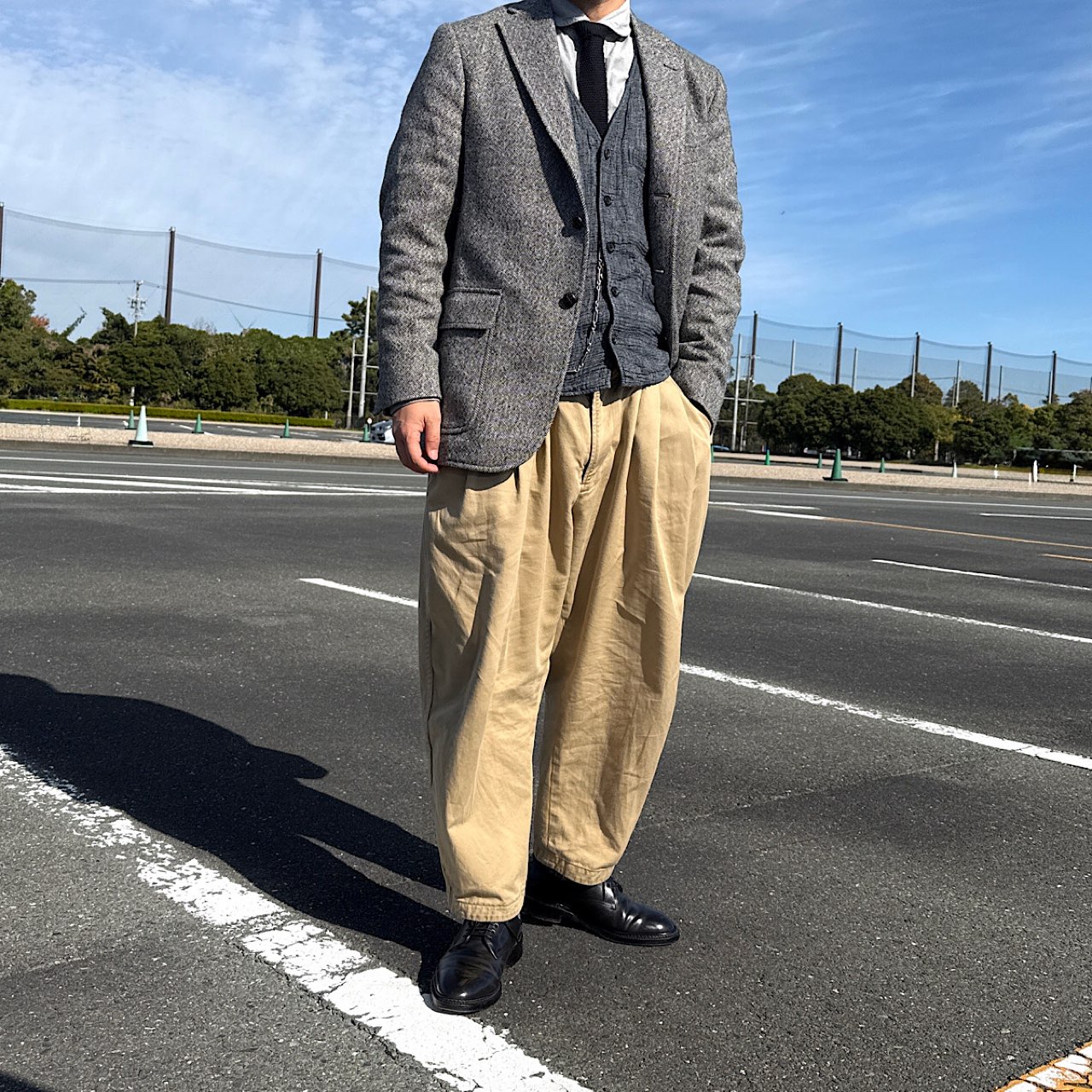 タイドアップスタイルのヘリンボーンツイードジャケット