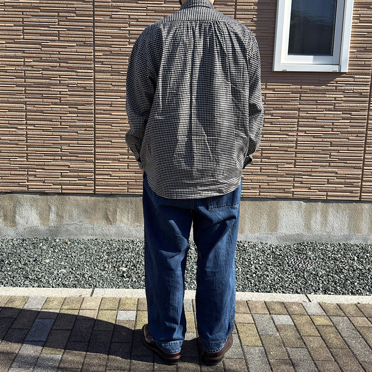 背面から見たロールアップフランネルギンガムチェックシャツの着用図