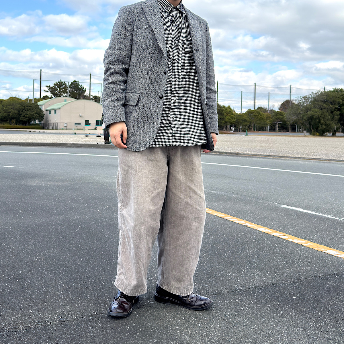 ツイードジャケットと合わせたロールアップフランネルギンガムチェックシャツ