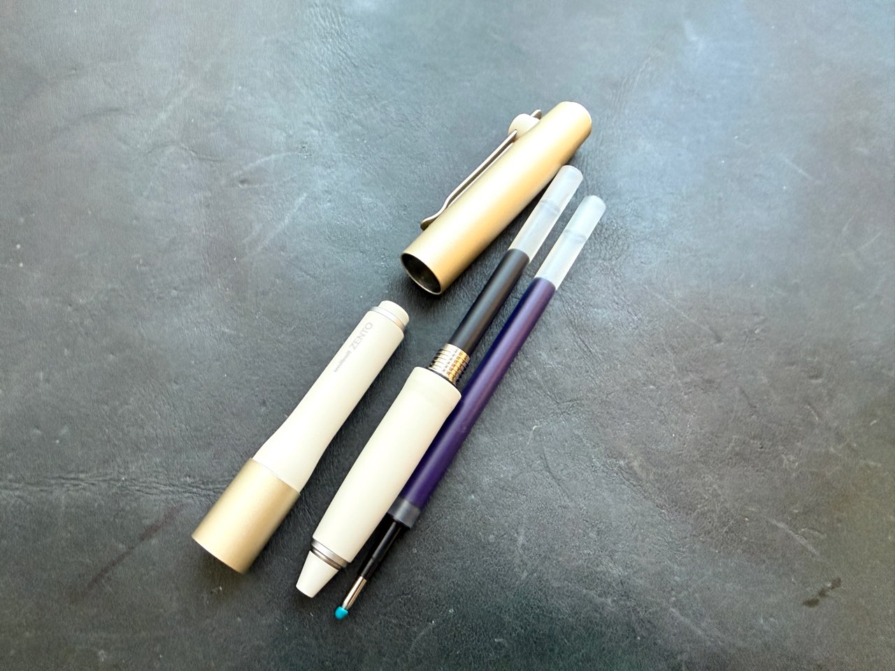 分解したシャンパンゴールドのシグニチャーモデルと替え芯