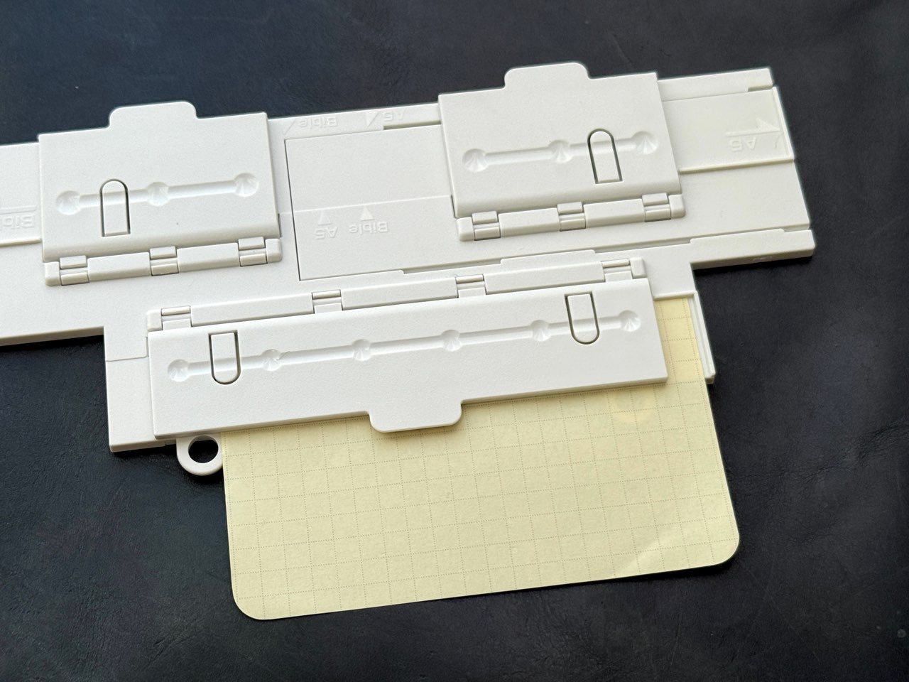 M5サイズの用紙の穴を空けている様子