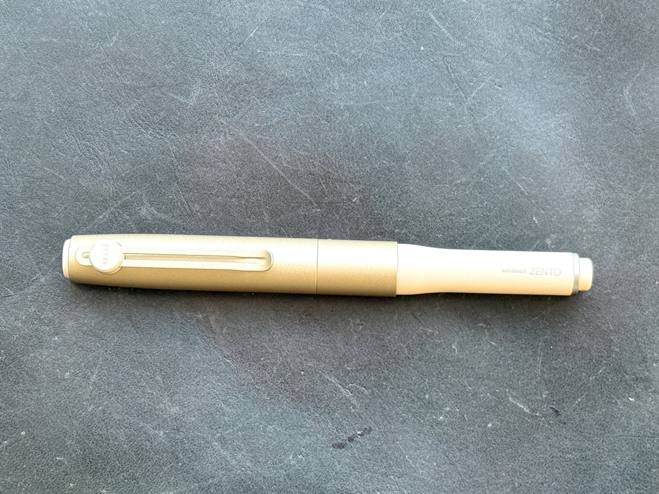 シャンパンゴールドカラーのユニボールゼントシグニチャーモデル