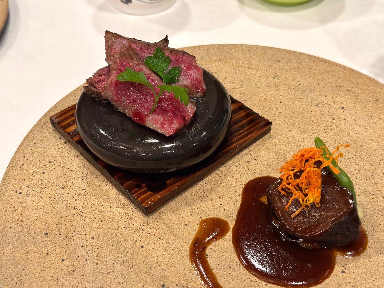 国産牛炭火焼きとほほ肉赤ワイン煮込み