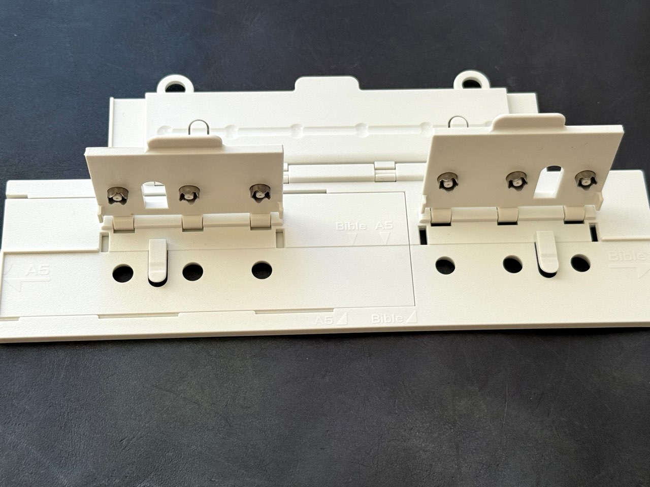 リフィルをセットする爪