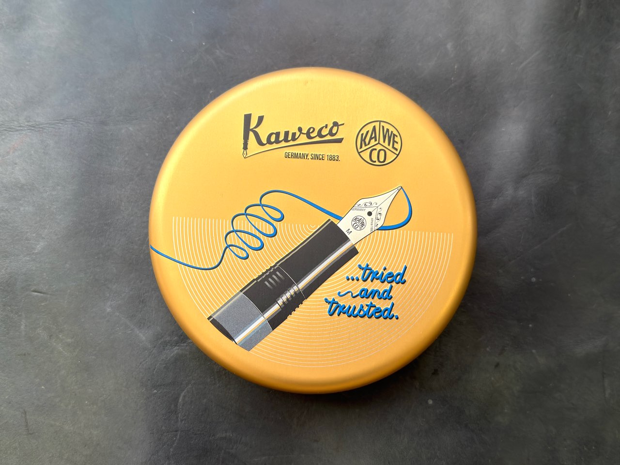 ピストンアルスポーツの丸缶パッケージ