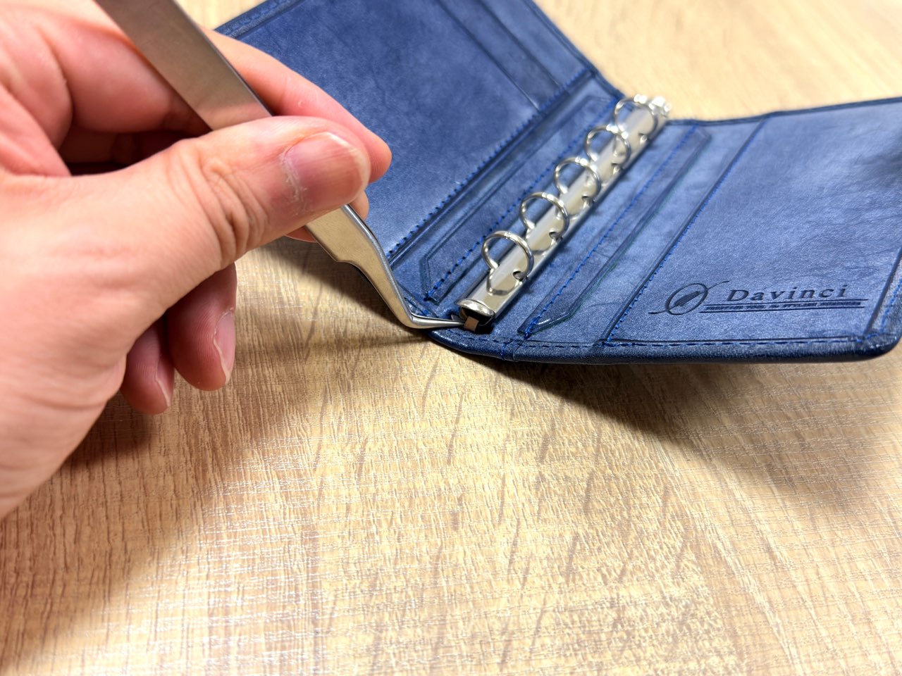 てこの原理で外そうとしているリングバインダーの爪