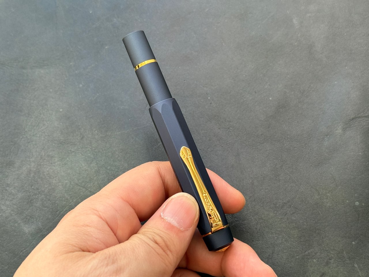 ネイビーのピストンアルスポーツ