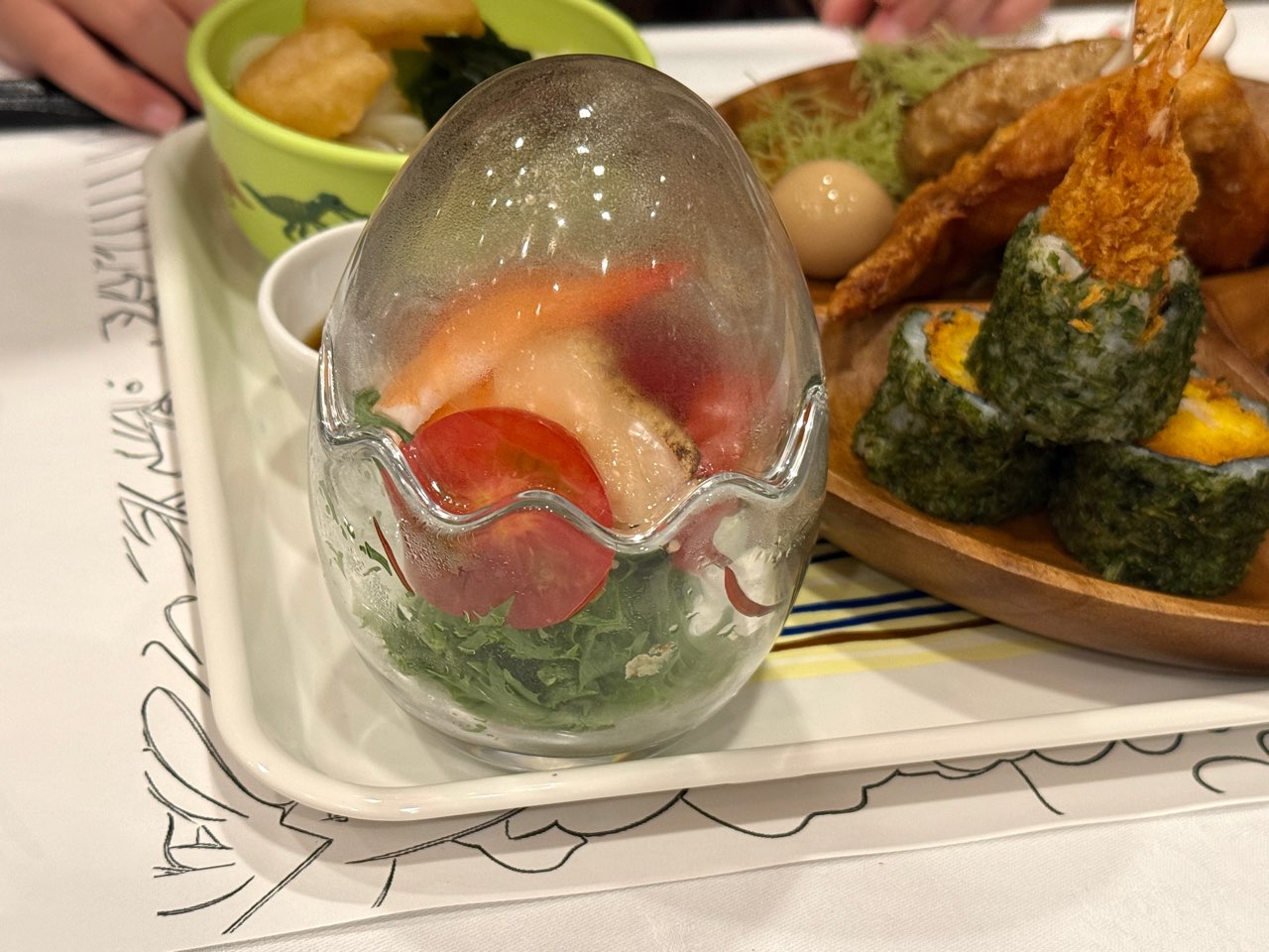 恐竜の卵の容器に入ったサラダ