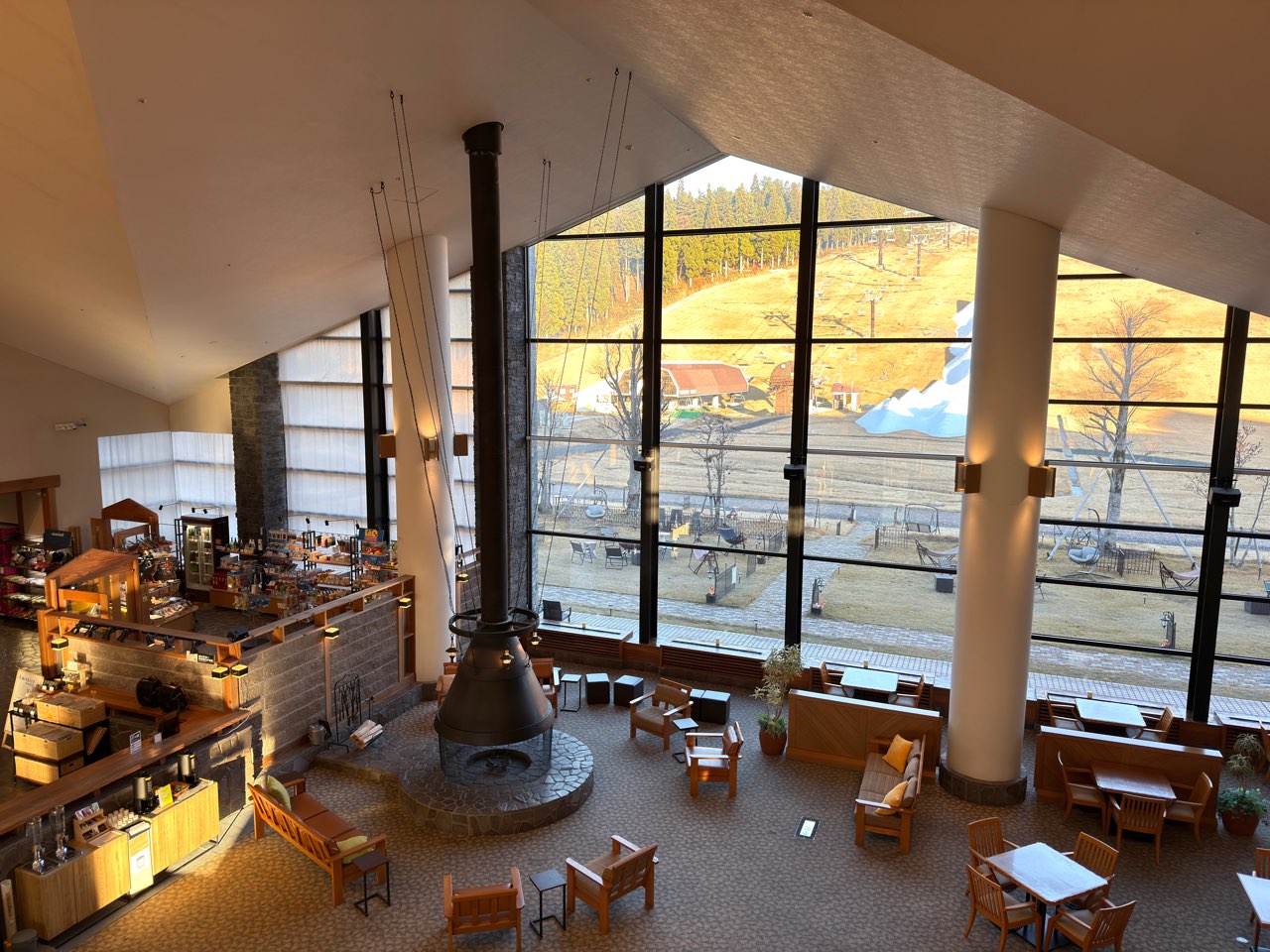 2F廊下からのロビー景観