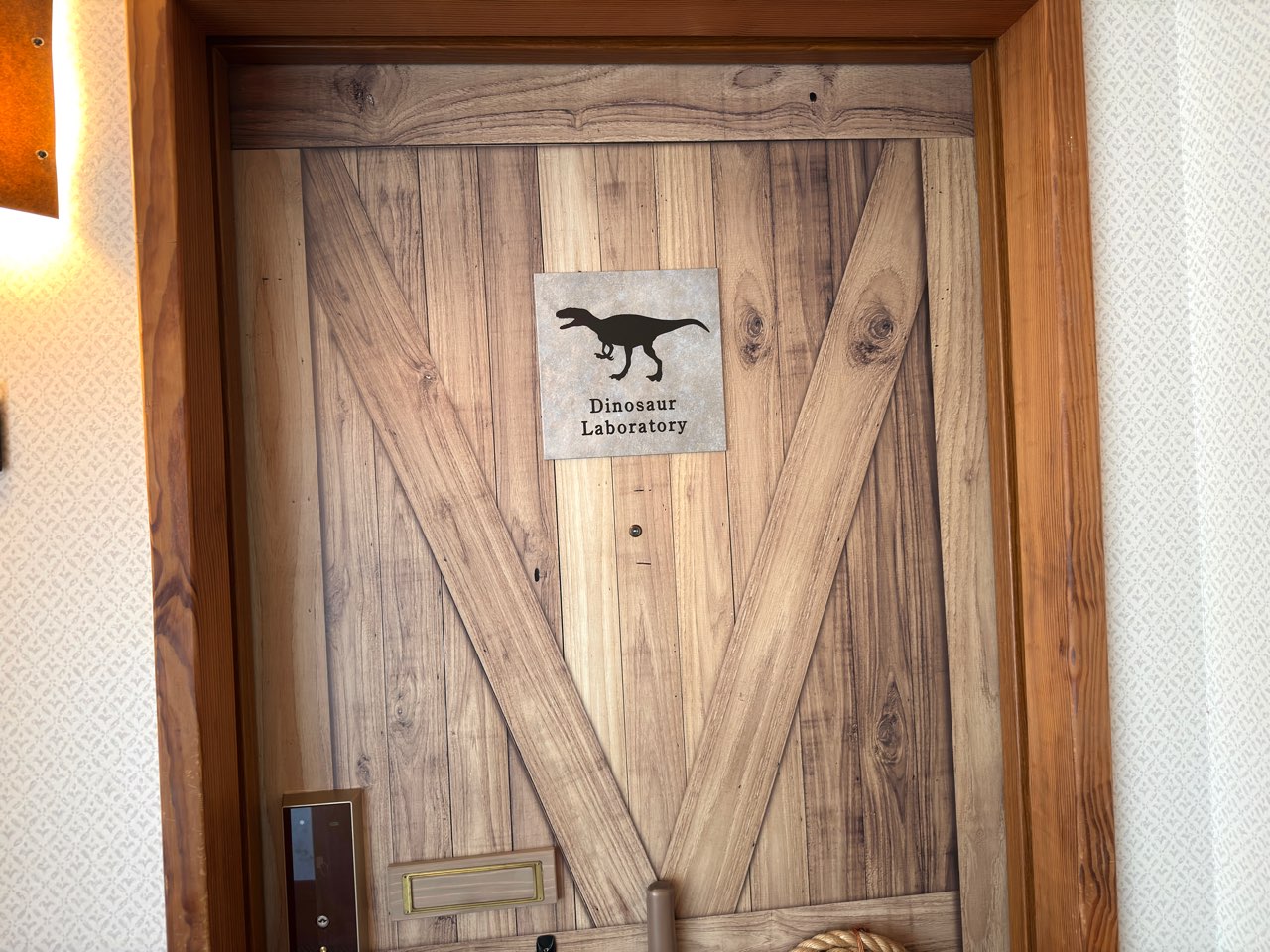 恐竜ルームの扉