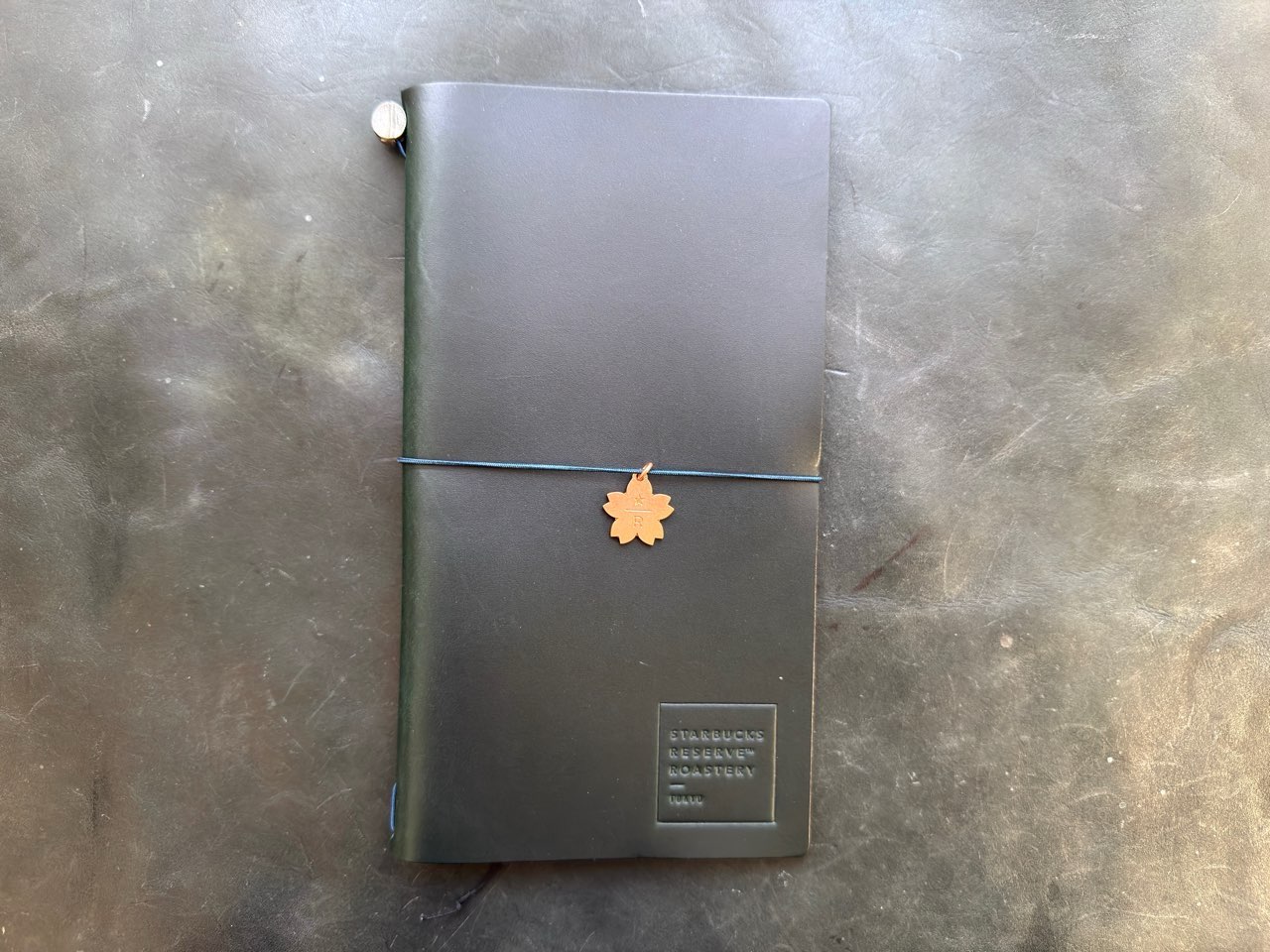 トラベラーズノートに取り付けたサクラカッパータグ