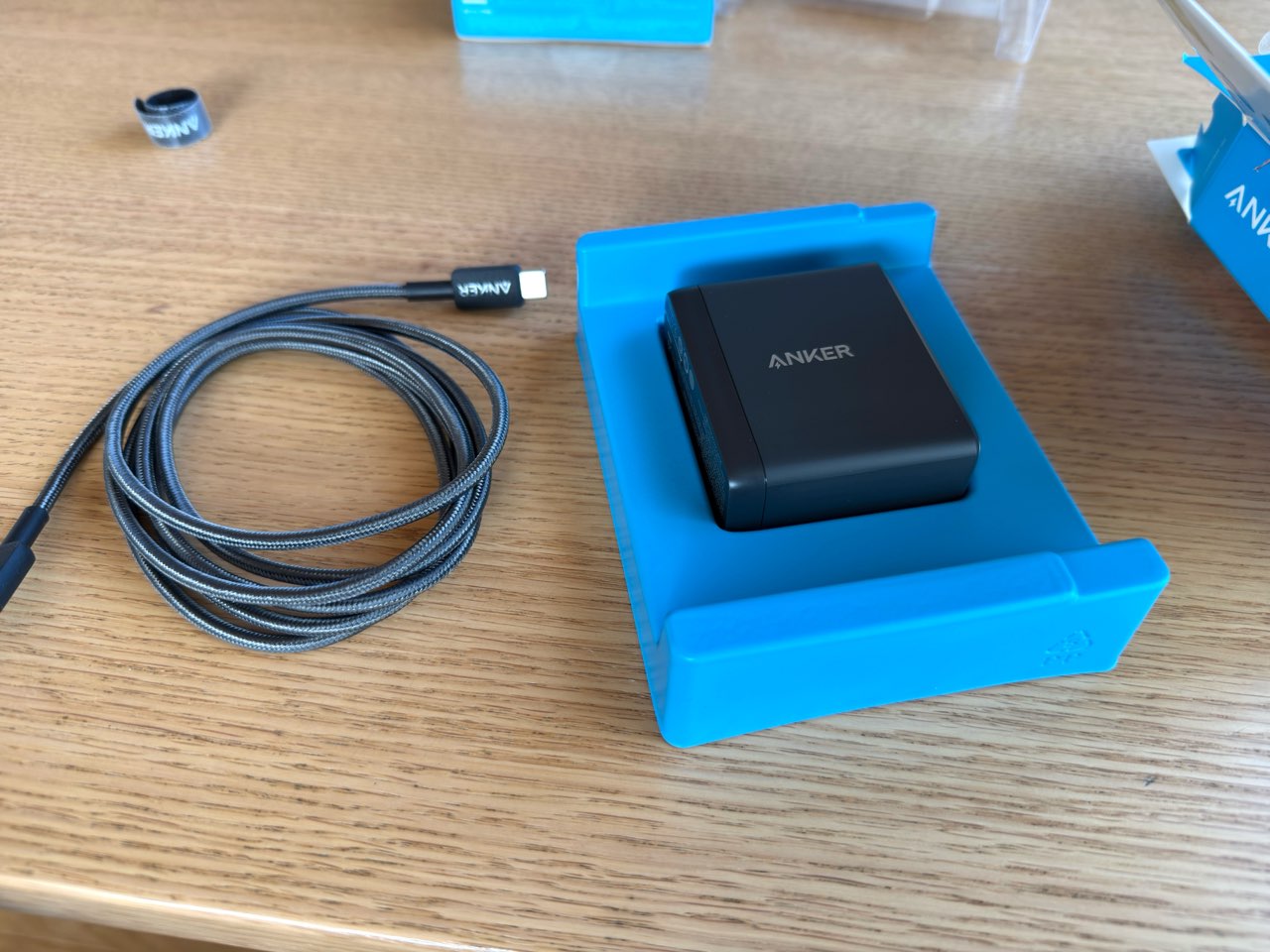 アンカーの電源アダプタ736と充電ケーブル332