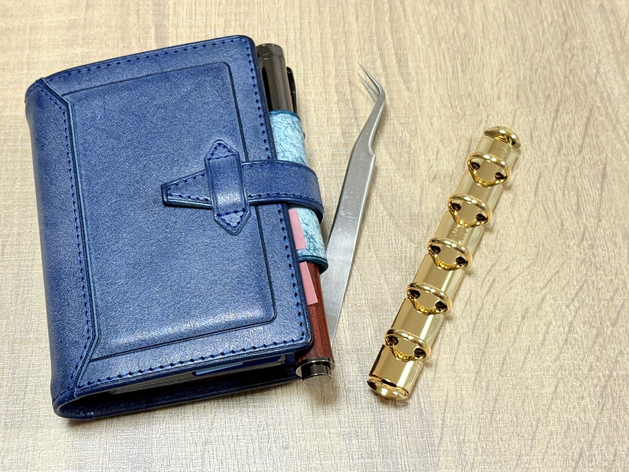 システム手帳とリングバインダーとピンセット