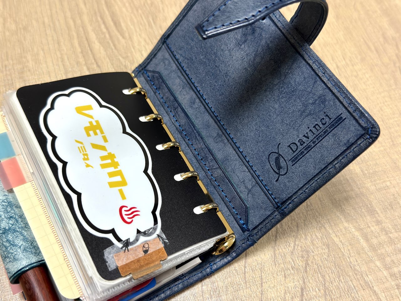 ゴールドリングとブルーのロロマレザー