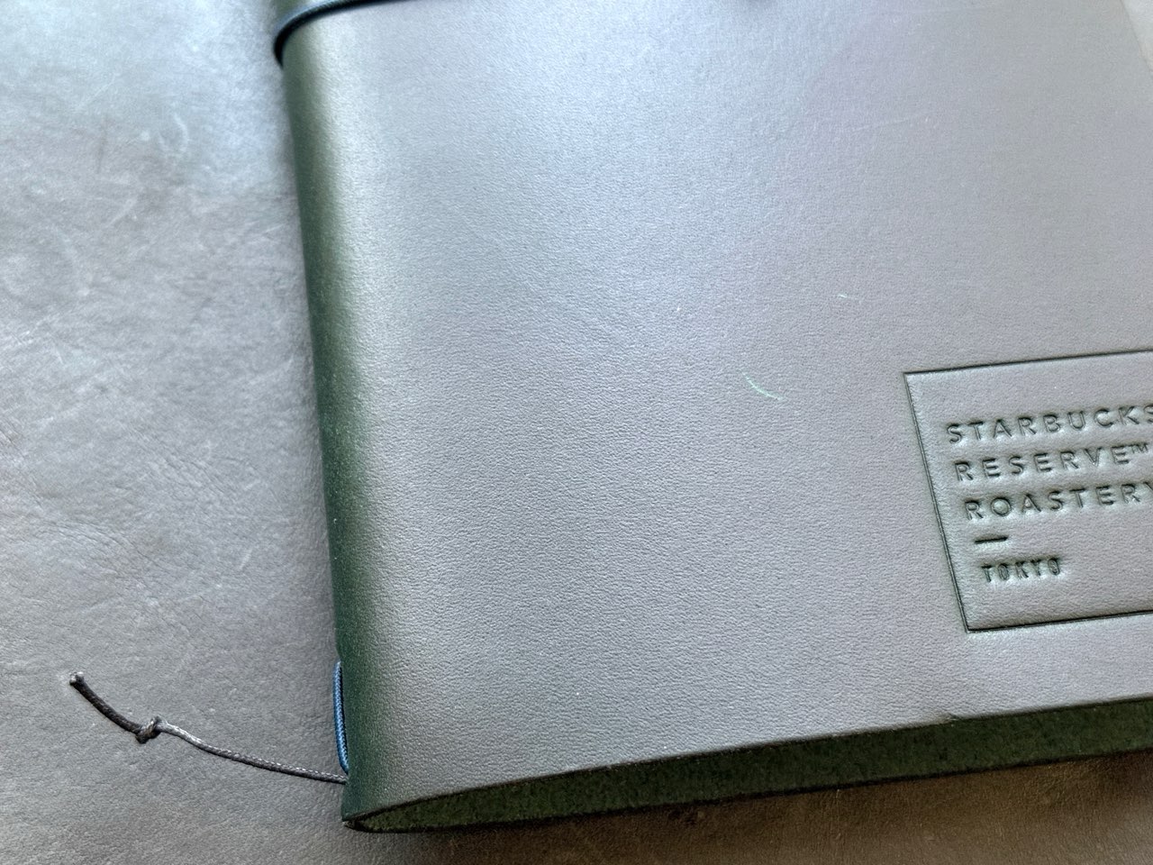 スムースな革を使ったトラベラーズノートブルー