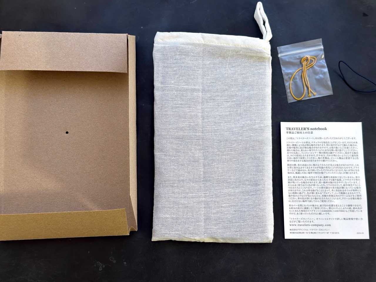 不織布にくるまれたトラベラーズノートレギュラーサイズ