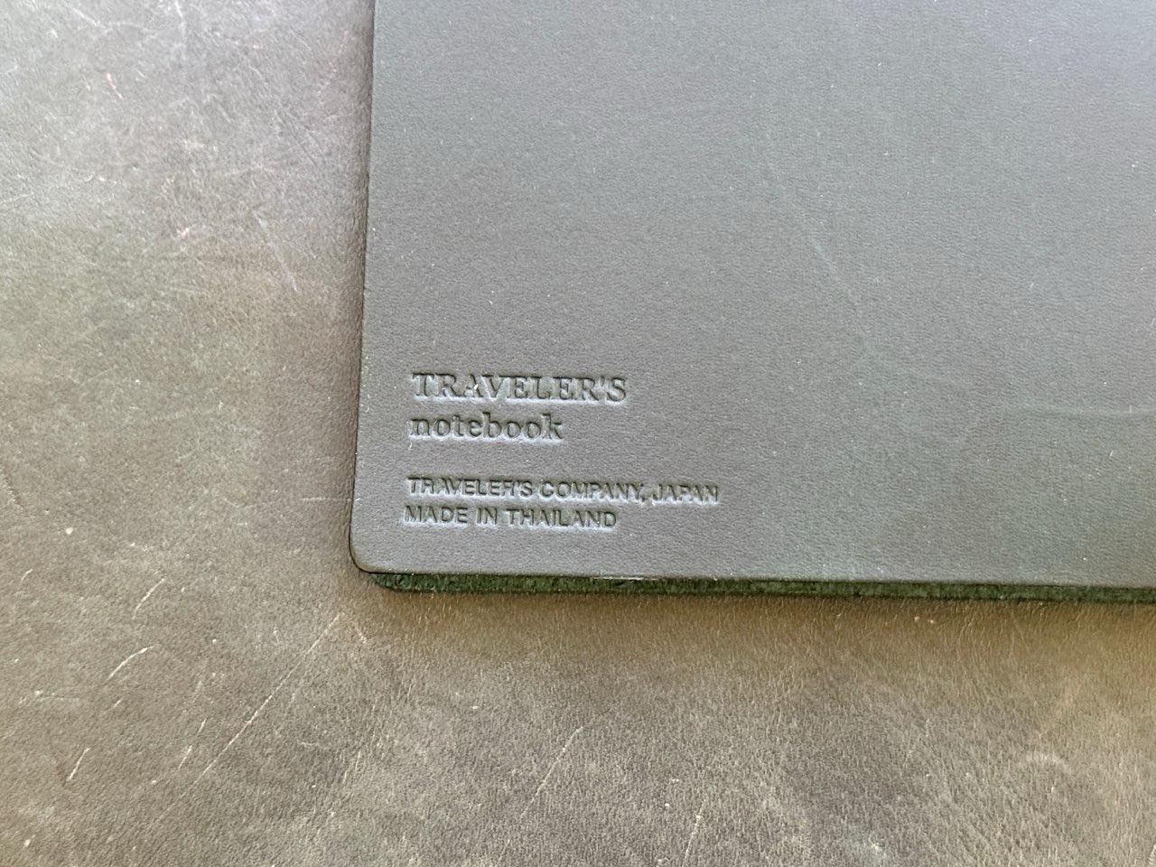 背面のトラベラーズノートのロゴ刻印