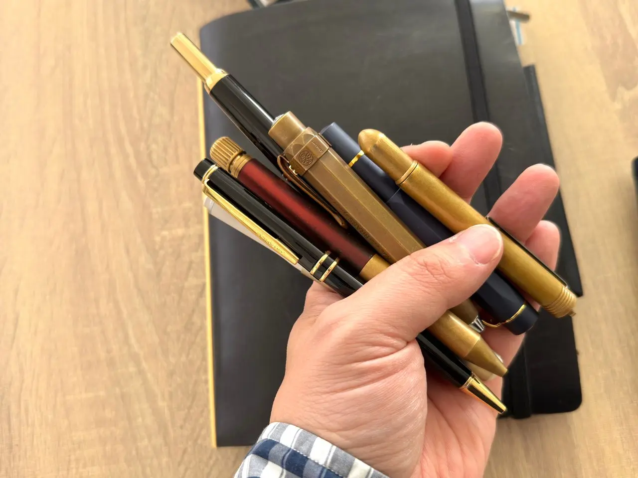 まとめて手に持った高級筆記具