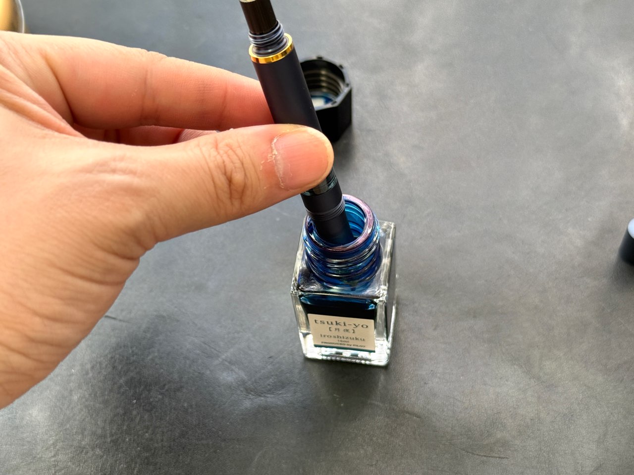 インク瓶に突っ込んだピストンアルスポーツ