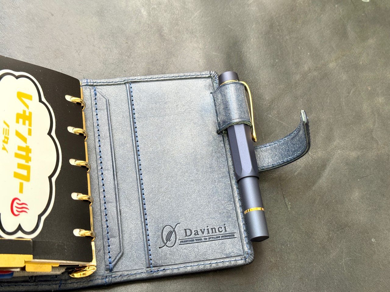 手帳のお供にピッタリなコンパクトサイズ