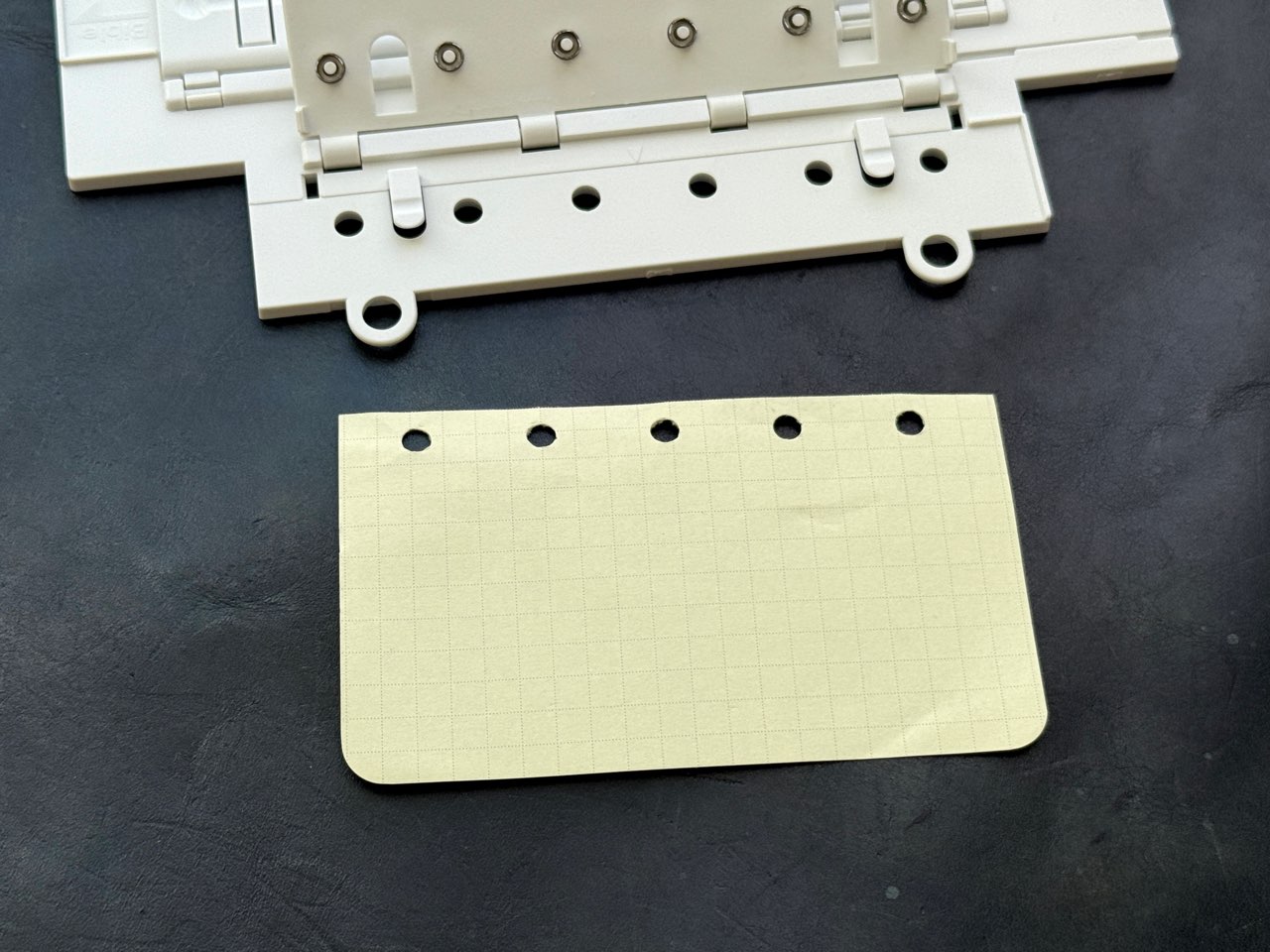 3サイズパンチで穴を空けたロルバーンミニサイズの用紙