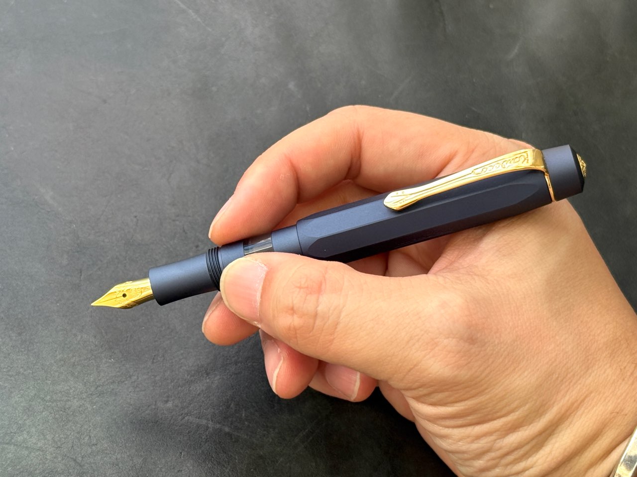 手に持ったピストンアルスポーツ