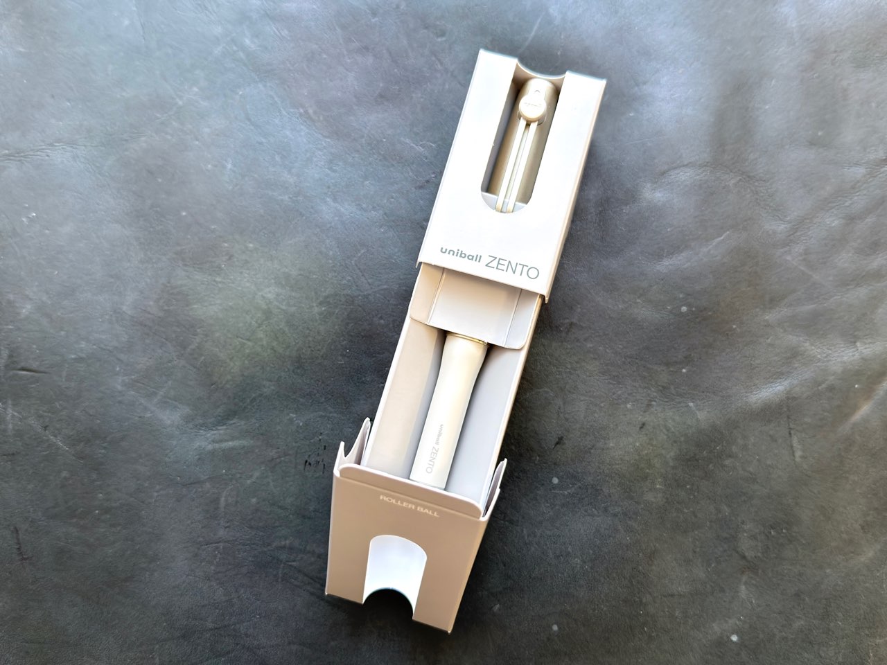 開封中のユニボールゼントシグニチャーモデル