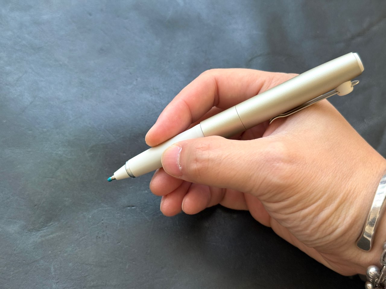 手に持ったシャンパンゴールドカラーのシグニチャーモデル