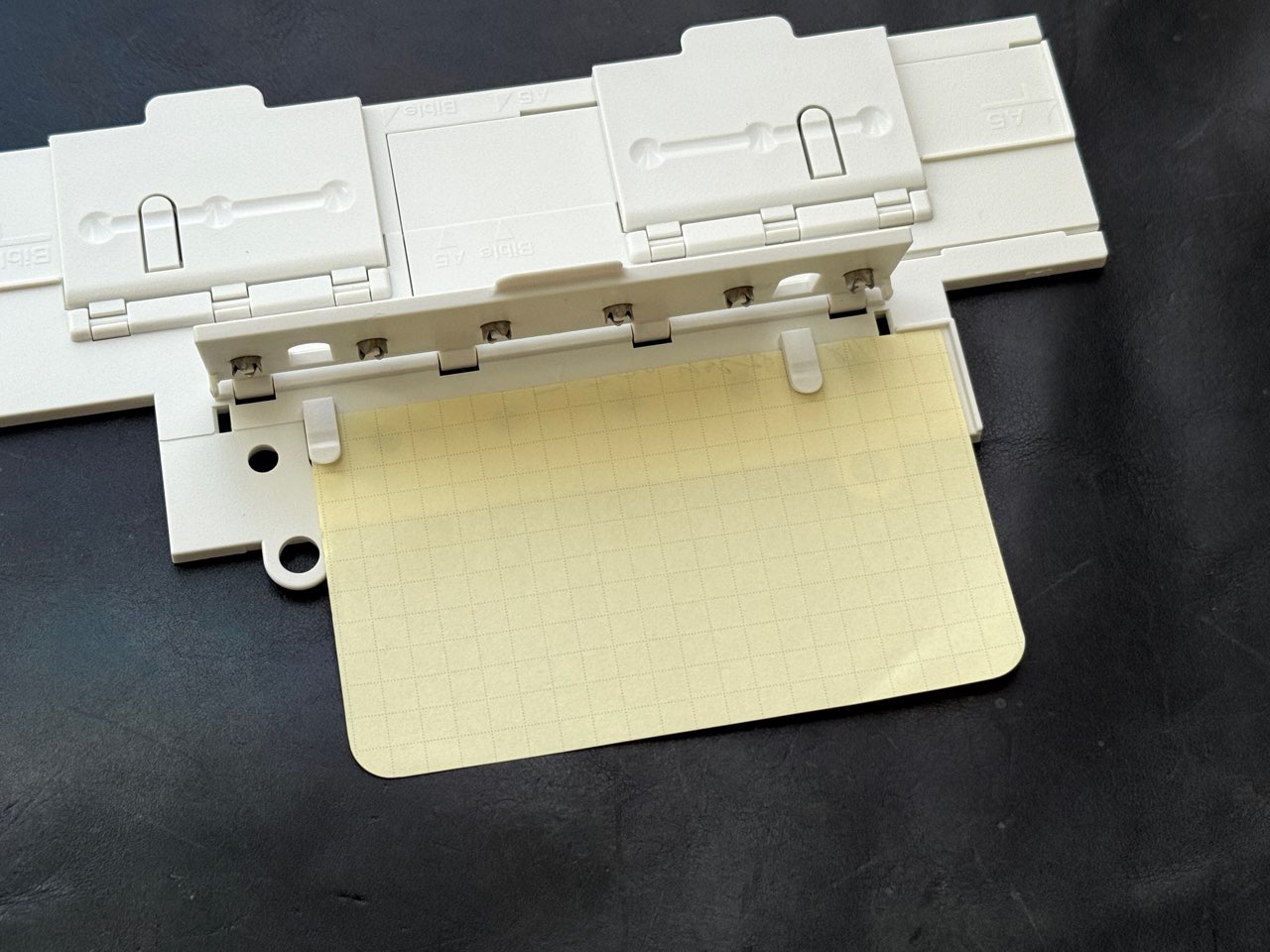 ロルバーンのミニサイズの用紙をセットした3サイズパンチ