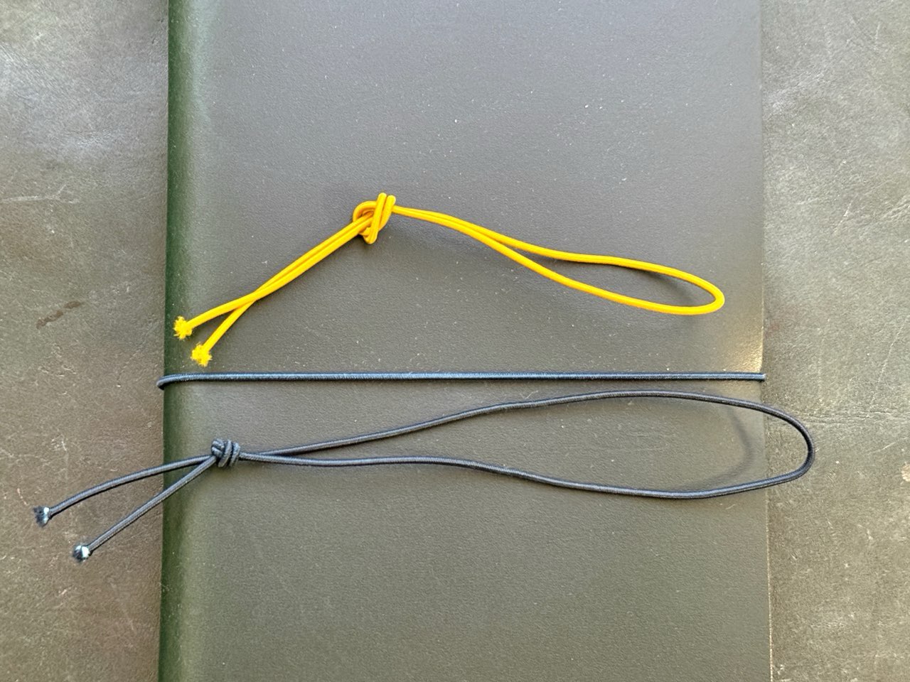 トラベラーズノートブルーのゴムバンド