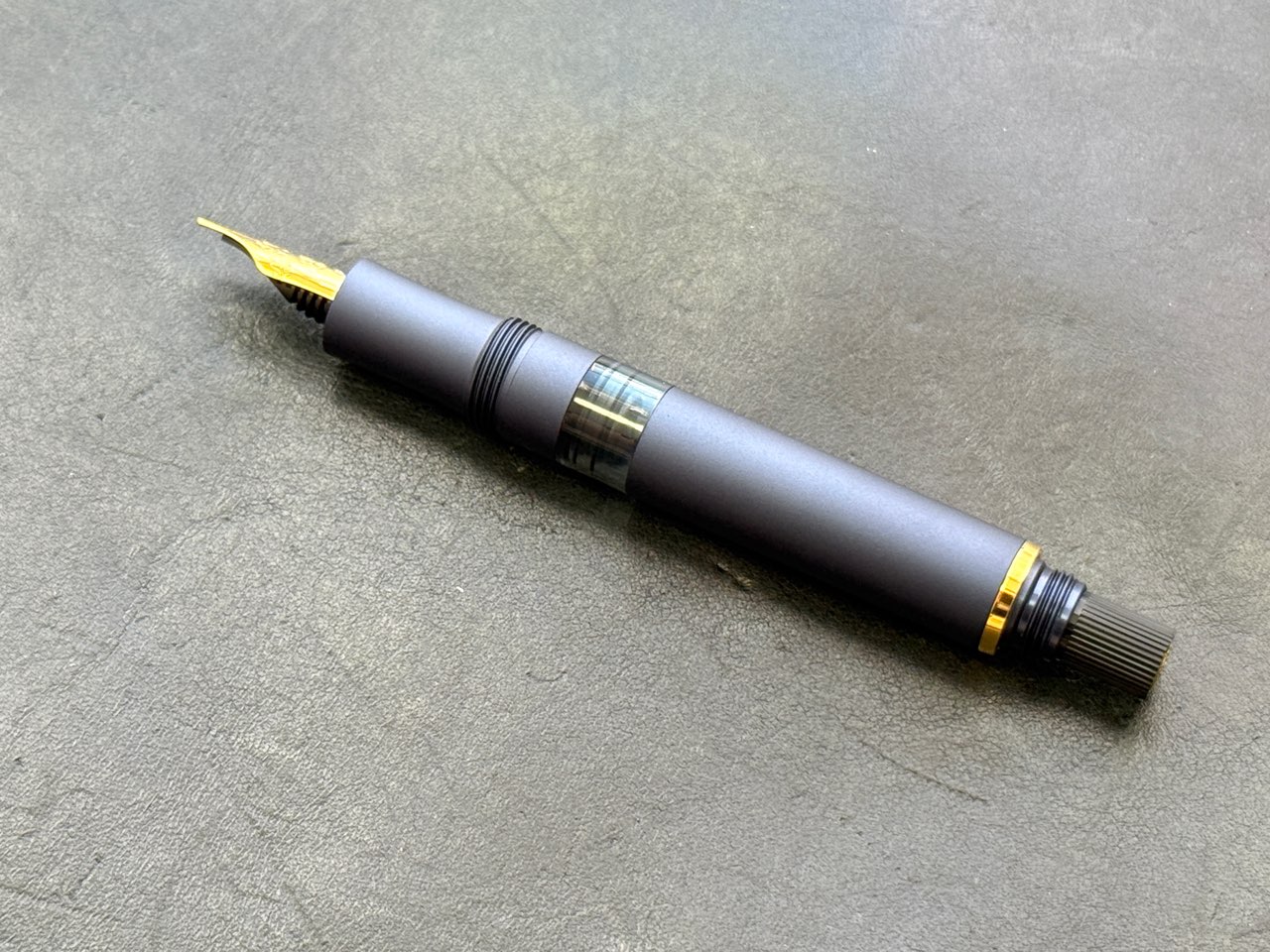 尾栓を外した軸本体