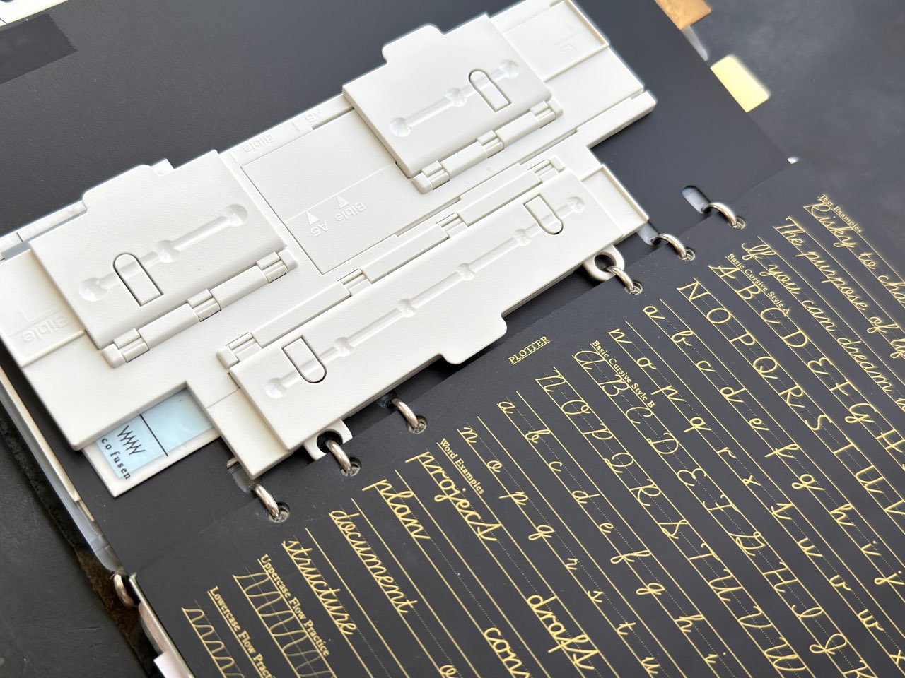 A5サイズの手帳にセットした3サイズパンチ