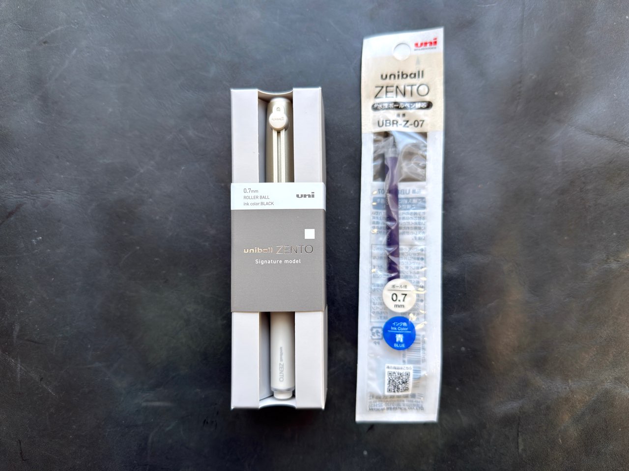 シャンパンゴールドのシグニチャーモデルと0.7mmブルーのリフィル