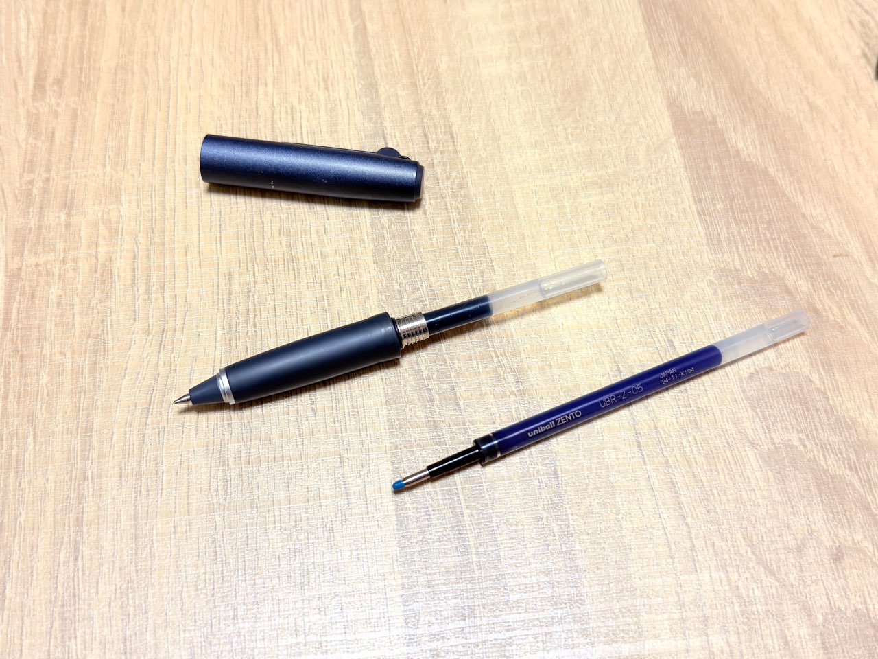 リフィル交換中のユニボールゼントシグニチャーモデル