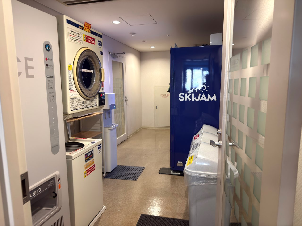 洗濯機と自販機コーナー