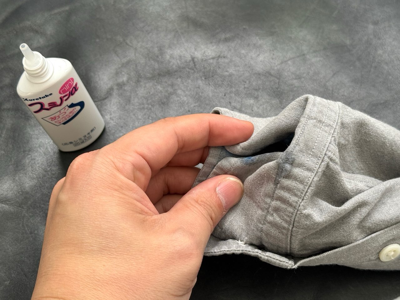 スミノンα塗布後に揉んでいる最中のシャツ