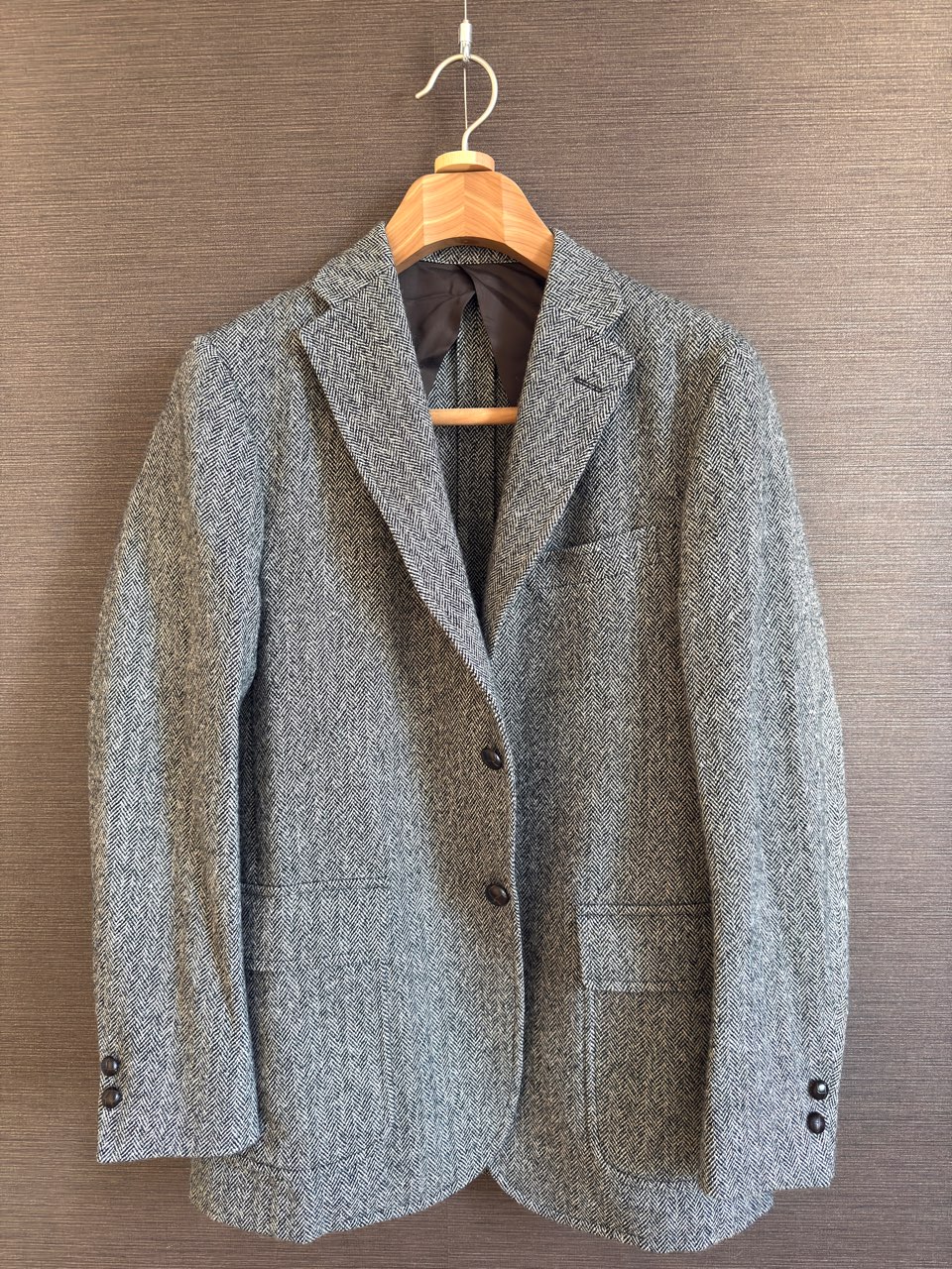 レッドシダーブロック付きハンガーに吊り下げられたウールジャケット