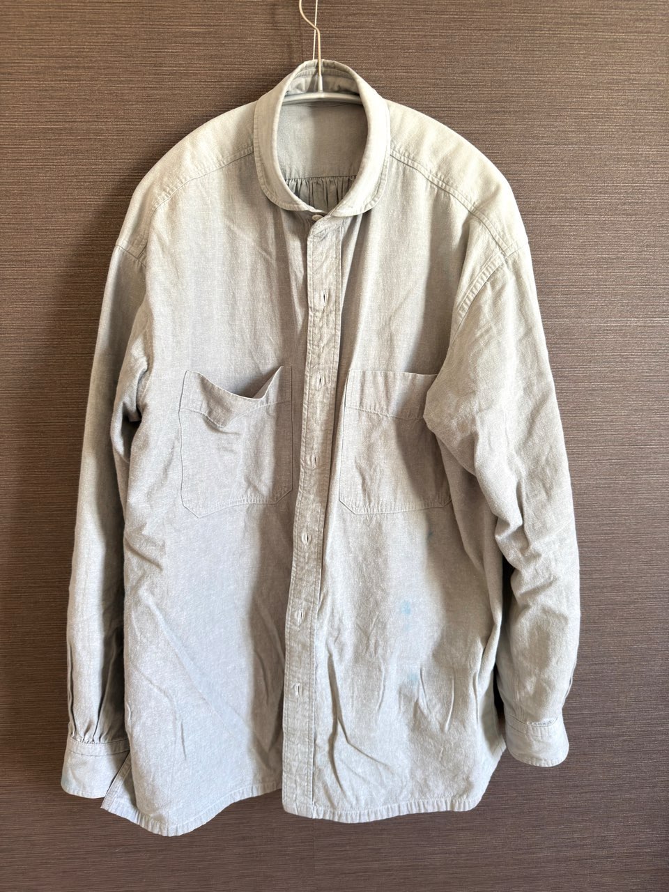 インクで汚れたグレーのシャツ