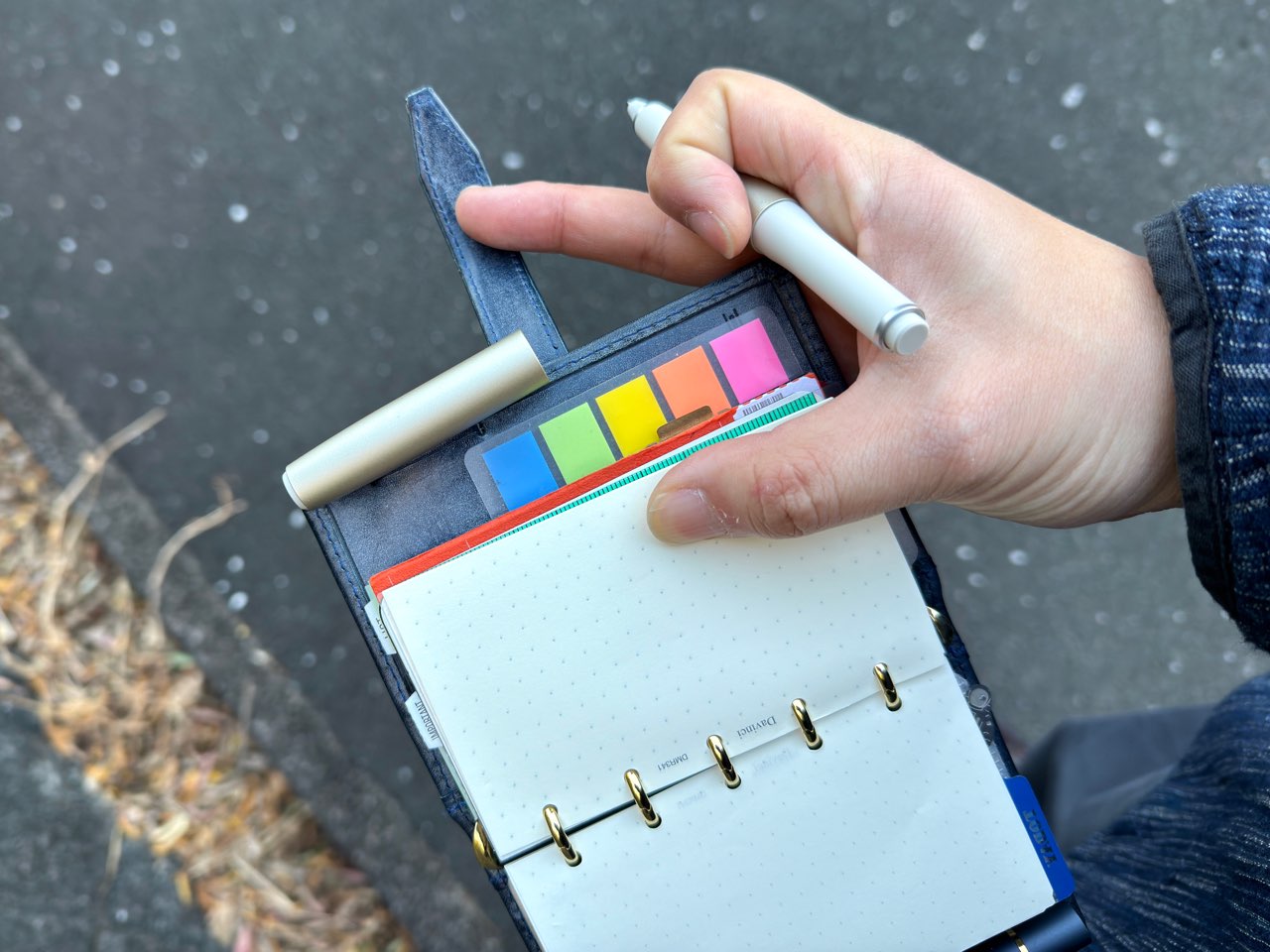 システム手帳にキャップだけ残してペンだけ引き抜いたユニボールゼントシグニチャーモデル