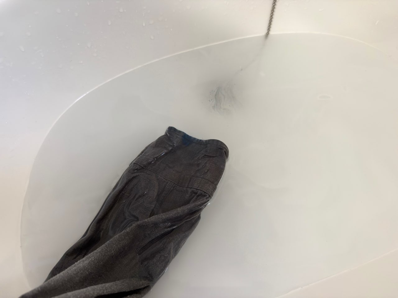 浸け置き中のシャツ