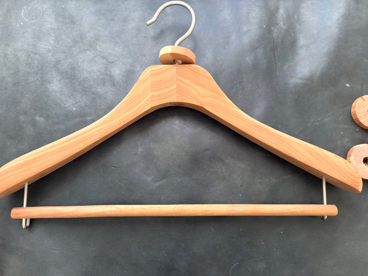 木製ハンガーとレッドシダーブロック