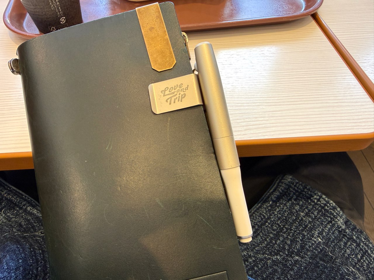 トラベラーズノートに取り付けたユニボールゼントシグニチャーモデル