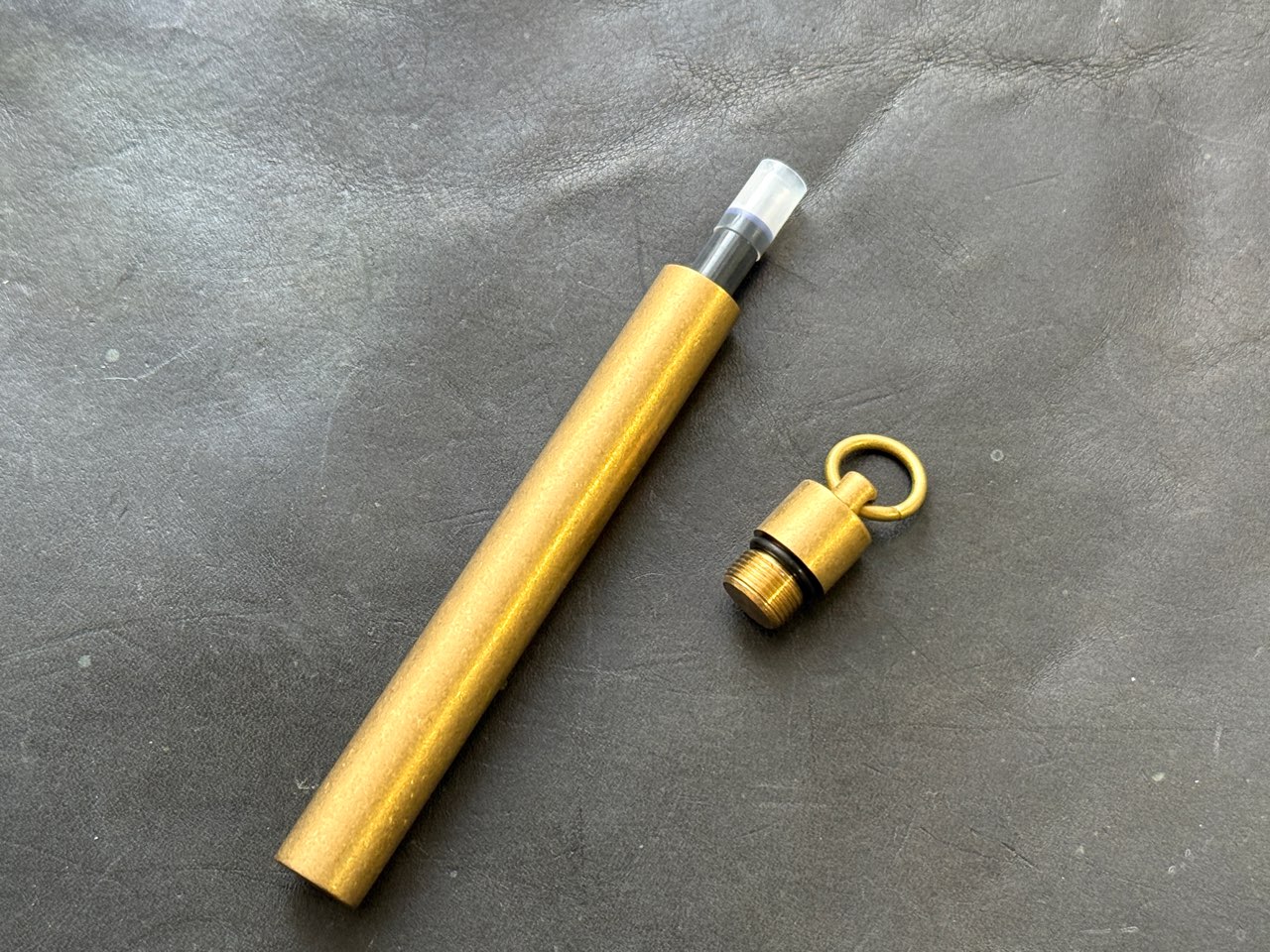 万年筆のインクカートリッジを入れるブラスケース