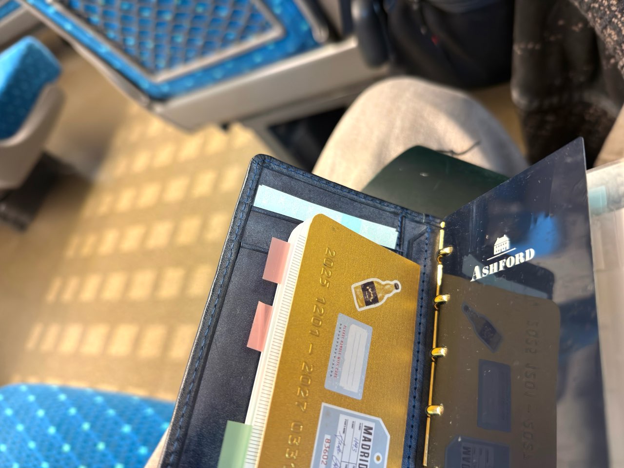 M5ロロマクラシックのカードポケットに収納した新幹線の乗車券