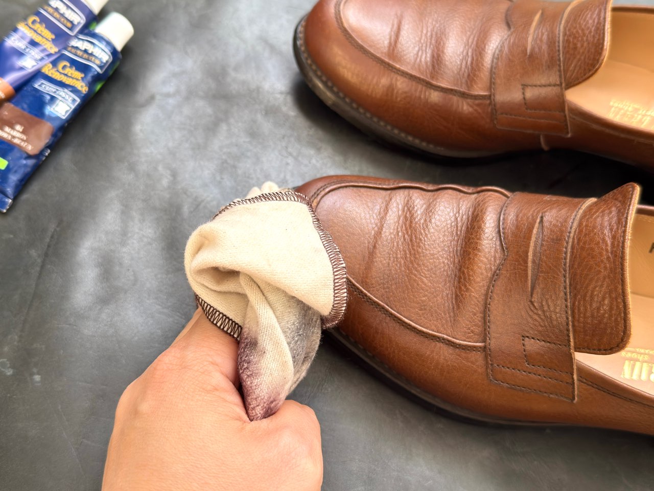 クロスで仕上げ磨き