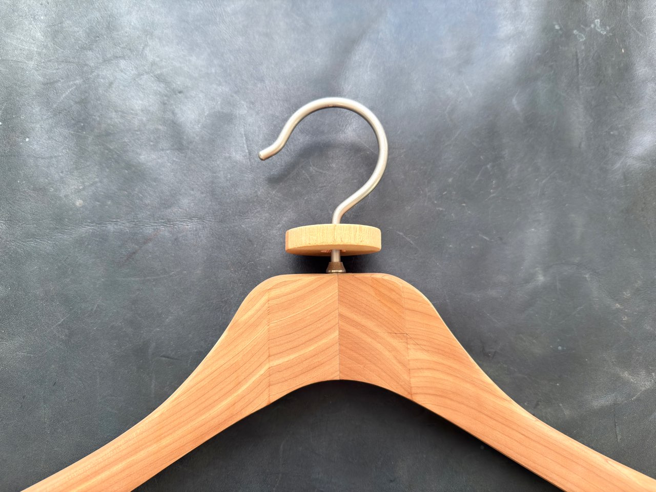 ハンガーに取りつけたレッドシダーブロック