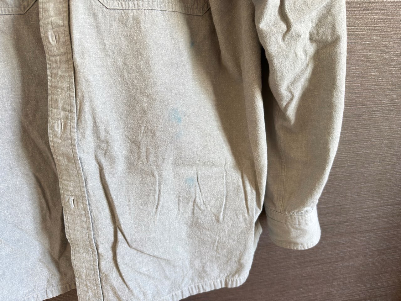 インクで汚れたシャツ