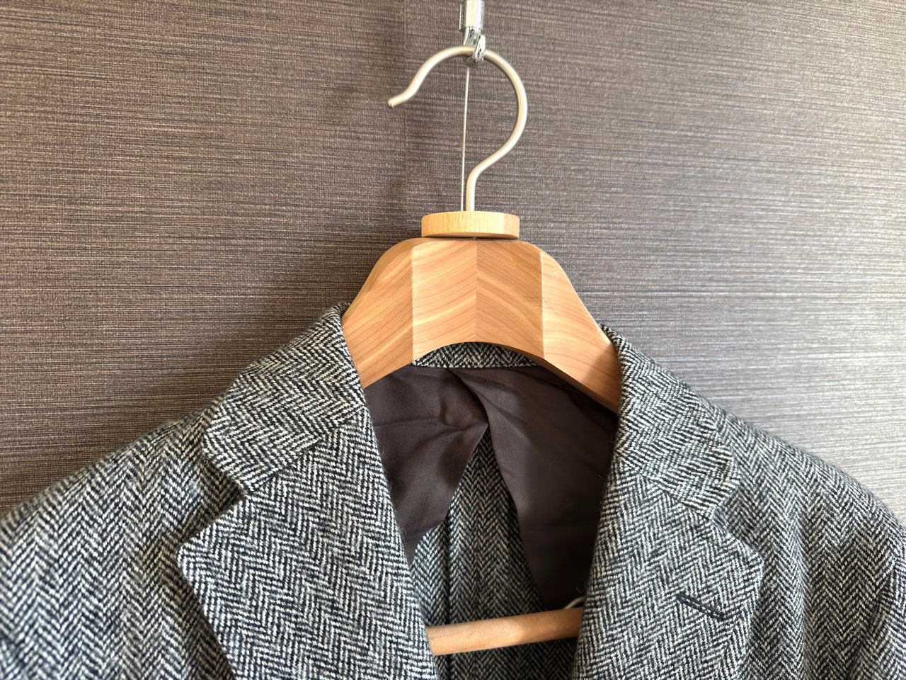 ハンガーに取り付けたレッドシダーブロックとウールジャケット