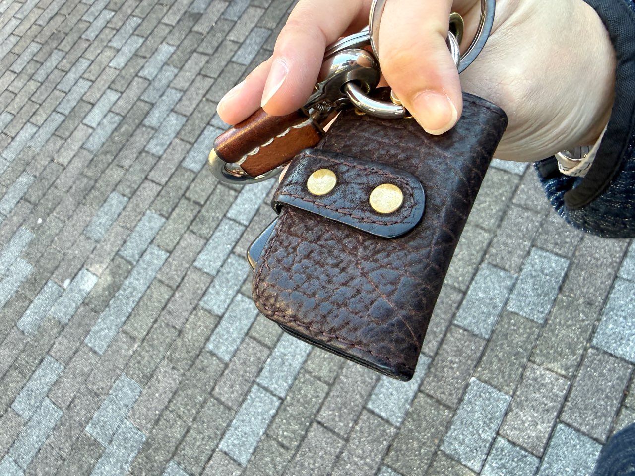 経年変化でツヤが出てきたカバ革キーケース